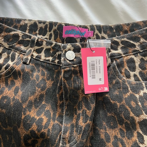 Edikted Leopard Printed Low Rise Baggy Jeans - Picture 6 of 6